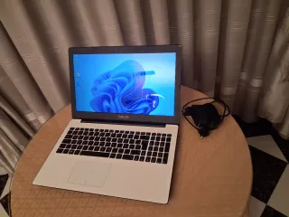 Portátil Asus Blanco y Negro