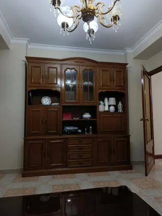 Mueble de salón madera maciza y cristal