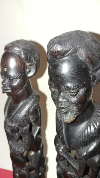 Figuras africanas talladas a mano