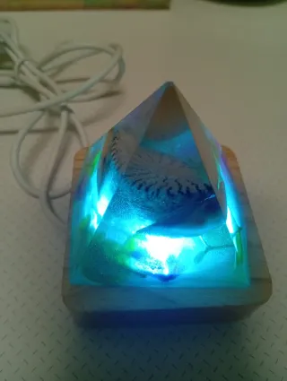 Pirámide de resina con flores y base luminosa