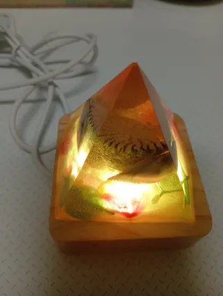 Pirámide de resina con flores y base luminosa