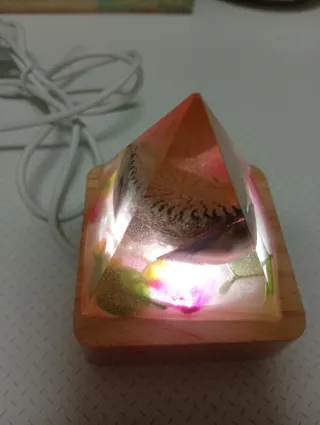 Pirámide de resina con flores y base luminosa