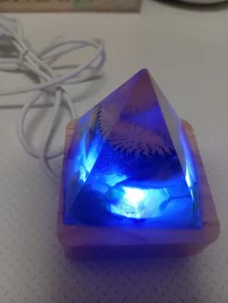 Pirámide de resina con flores y base luminosa