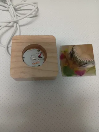 Pirámide de resina con flores y base luminosa