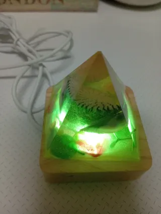 Pirámide de resina con flores y base luminosa