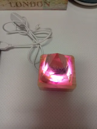 Pirámide de resina con flores y base luminosa