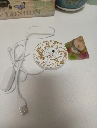 Pirámide de resina con flores y base luminosa