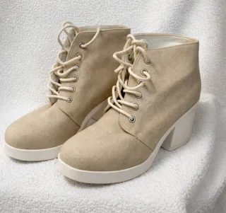 Botines de cuña color arena