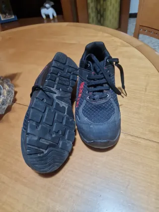 Zapatos de trabajo negros y rojos