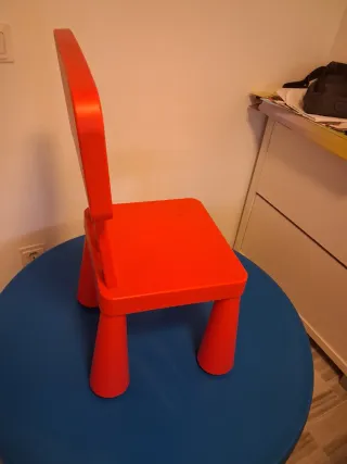 Mesa infantil redonda azul con 2 sillas