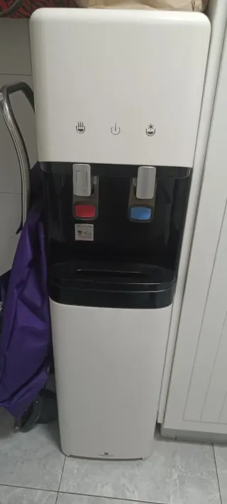 Dispensador de agua caliente y fría