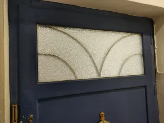 Puerta antigua de entrada azul