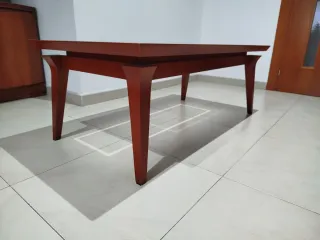 Mesa de centro de madera y cristal.