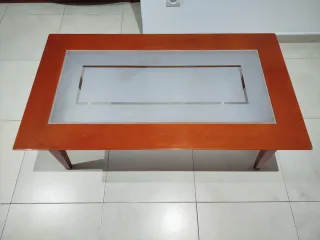 Mesa de centro de madera y cristal.