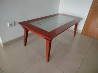 Mesa de centro de madera y cristal.