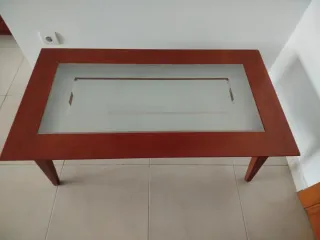 Mesa de centro de madera y cristal.