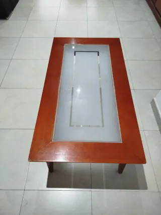 Mesa de centro de madera y cristal.