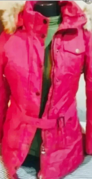 Chaqueta rosa con cinturón y capucha