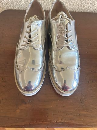 Zapatos plateados estilo Oxford