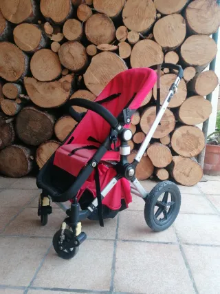 Carrito de bebé rojo y negro