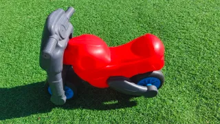 Moto de juguete infantil roja