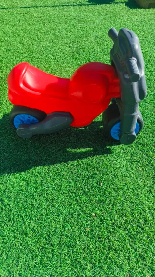 Moto de juguete infantil roja