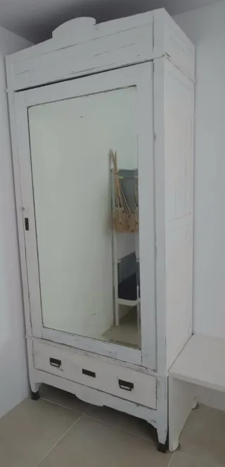 Armario vintage blanco con espejo