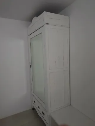 Armario vintage blanco con espejo