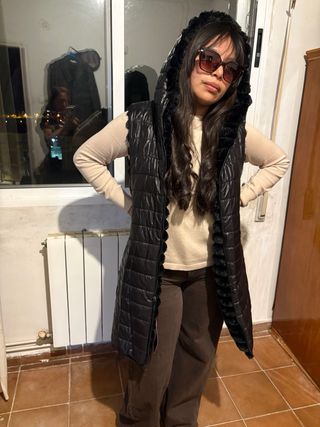 Chaleco negro con capucha y pelo