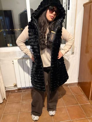 Chaleco negro con capucha y pelo