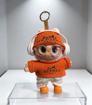 Llavero Labubu naranja con auriculares