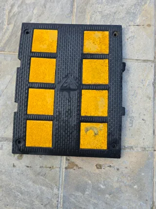 Banda reductora de velocidad con reflectantes