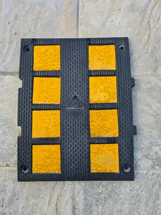 Banda reductora de velocidad con reflectantes