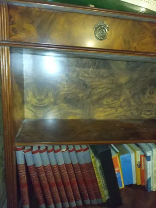 Mueble bajo librería de madera
