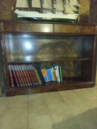 Mueble bajo librería de madera