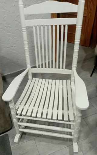 Mecedora antigua de madera blanca