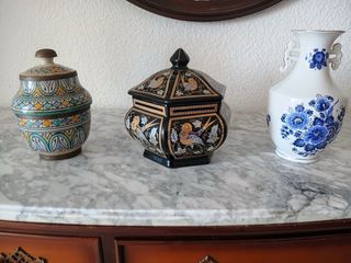 Jarrón de cerámica azul y blanco