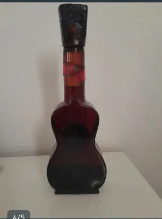 Botella antigua, guitarra ,Harmony Cream Sherry