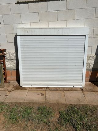 Compacto ventana abatible de aluminio.