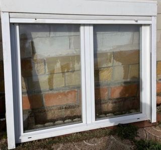 Compacto ventana abatible de aluminio.