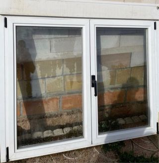 Compacto ventana abatible de aluminio.