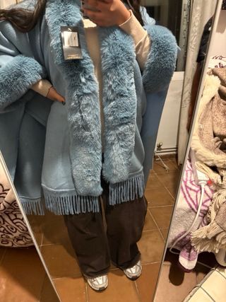 Poncho azul con pelo sintético