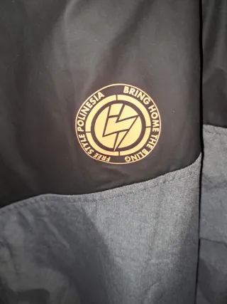 Cortavientos chico negro y gris