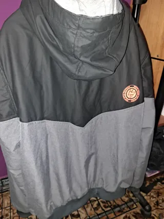 Cortavientos chico negro y gris