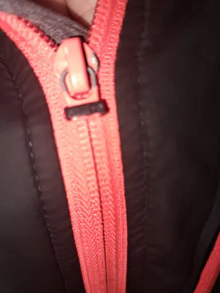 Cortavientos chico negro y gris