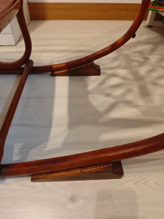 Mecedora de madera tallada