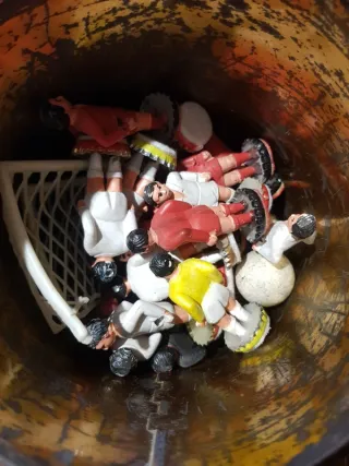 Antiguos muñecos futbolín porterías bote Rosalía