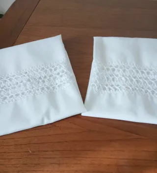 2 tende in misto lino con un elaborato ricamo