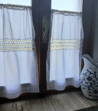 2 tende in misto lino con un elaborato ricamo