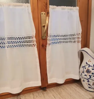 2 tende in misto lino con un elaborato ricamo